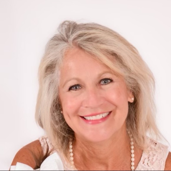 Meet your Posher, Deanna - Picture 2 of 6